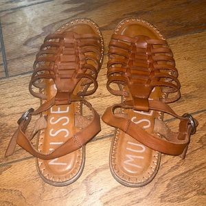 Musse and cloud sandals
